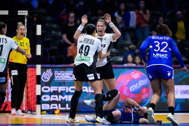 251212 AimÃ e von Pereira and Emily Vogel of Germany celebrate in front of Clarisse Mairot of France during the IHF Women s World Championship, WM, Weltmeisterschaft semifinal between France and Germany on December 12, 2025 in Rotterdam. Photo: Joel Marklund BILDBYRAN kod JM JM0755 bbeng handball handboll handball vm handball-vm handbolls-vm ihf handball world championship world handball championship 2025 world championship 2025 semifinal semifinals frankrike tyskland france germany dam jubel Copyright: JOELxMARKLUND BB251212JM025