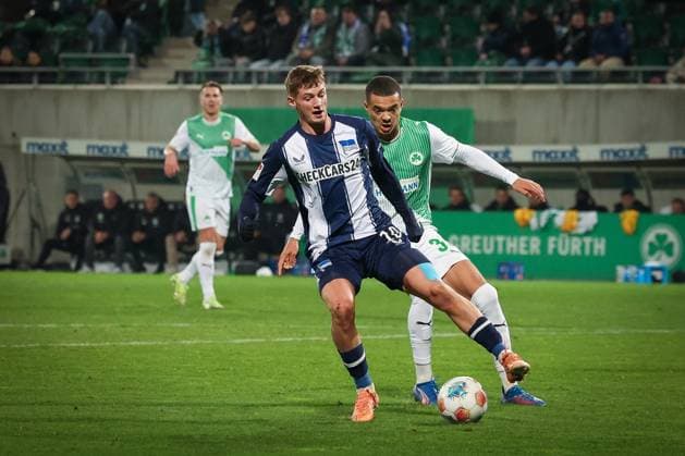 Michael Cuisance 10 (Hertha BSC Berlin) im Duell mit Maximilian Dietz 33 (Spvgg Greuther Fuerth), Spvgg Greuther Fuerth vs. Hertha BSC Berlin, Fussball, 2. Bundesliga, DFL, Saison 2025 2026, Hinrunde, 16. Spieltag, 12.12.2025 DFB regulations prohibit any use of photographs as image sequences and or quasi-video Fuerth Bayern Deutschland