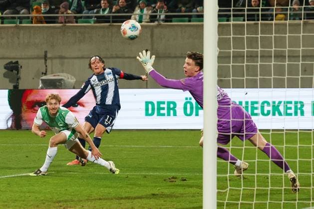 Fabian Reese 11 (Hertha BSC Berlin) schiesst ein Tor, das wegen Abseits aberkannt wird, mit Jannik Dehm 23 (Spvgg Greuther Fuerth) und Timo Schlieck 21 (Spvgg Greuther Fuerth), Aktion, Spvgg Greuther Fuerth vs. Hertha BSC Berlin, Fussball, 2. Bundesliga, DFL, Saison 2025 2026, Hinrunde, 16. Spieltag, 12.12.2025 DFB regulations prohibit any use of photographs as image sequences and or quasi-video Fuerth Bayern Deutschland