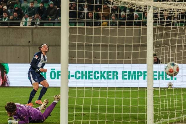 Fabian Reese 11 (Hertha BSC Berlin) mit einem Treffer gegen Timo Schlieck 21 (Spvgg Greuther Fuerth), der wegen Abseitsstellung aberkannt wird, Spvgg Greuther Fuerth vs. Hertha BSC Berlin, Fussball, 2. Bundesliga, DFL, Saison 2025 2026, Hinrunde, 16. Spieltag, 12.12.2025 DFB regulations prohibit any use of photographs as image sequences and or quasi-video Fuerth Bayern Deutschland