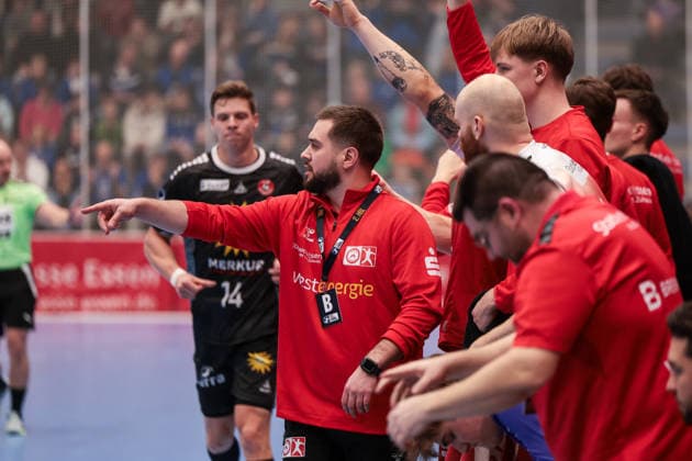 12.12.2025, Handball, Saison 2025 2026, 2. Handball Bundesliga, 15. Spieltag, TuSEM Essen - TuS N-Lübbecke, Trainer Kenji Hövels (TuSEM Essen) gibt Anweisungen, Essen Am Hallo NRW Deutschland xRHR-FOTO DEx Copyright: DennisxEwert RHR-FOTOx RHR-FOTO DE