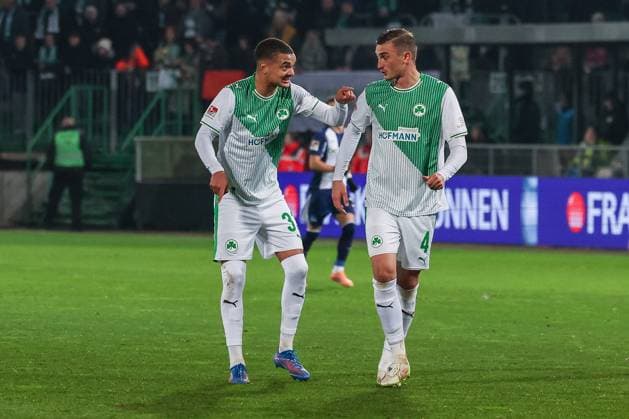 Maximilian Dietz 33 (Spvgg Greuther Fuerth) und Philipp Ziereis 4 (Spvgg Greuther Fuerth) im Gespraech, Spvgg Greuther Fuerth vs. Hertha BSC Berlin, Fussball, 2. Bundesliga, DFL, Saison 2025 2026, Hinrunde, 16. Spieltag, 12.12.2025 DFB regulations prohibit any use of photographs as image sequences and or quasi-video Fuerth Bayern Deutschland