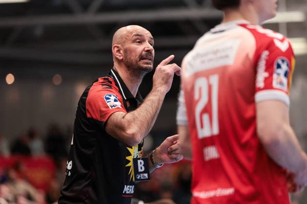 12.12.2025, Handball, Saison 2025 2026, 2. Handball Bundesliga, 15. Spieltag, TuSEM Essen - TuS N-Lübbecke, Trainer Davor Dominikovic (TuS N-LÜbbecke) gibt Anweisungen, Essen Am Hallo NRW Deutschland xRHR-FOTO DEx Copyright: DennisxEwert RHR-FOTOx RHR-FOTO DE