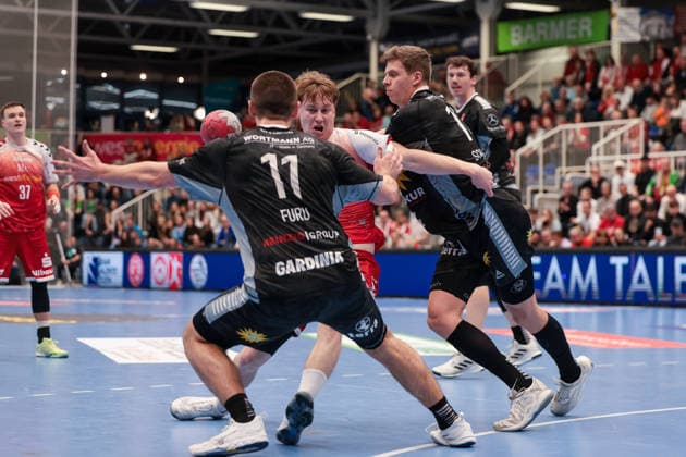 12.12.2025, Handball, Saison 2025 2026, 2. Handball Bundesliga, 15. Spieltag, TuSEM Essen - TuS N-Lübbecke, v. l. Kasper Haugen Furu (TuS N-LÜbbecke), Felix Mart (TuSEM Essen), Alexander Schulze (TuS N-LÜbbecke), Essen Am Hallo NRW Deutschland xRHR-FOTO DEx Copyright: DennisxEwert RHR-FOTOx RHR-FOTO DE