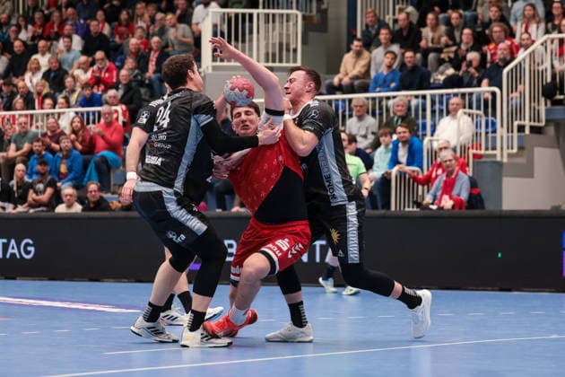 12.12.2025, Handball, Saison 2025 2026, 2. Handball Bundesliga, 15. Spieltag, TuSEM Essen - TuS N-Lübbecke, v. l. Sven Wesseling (TuS N-LÜbbecke), Valentin Willner (TuSEM Essen), Jo Gerrit Genz (TuS N-LÜbbecke), Essen Am Hallo NRW Deutschland xRHR-FOTO DEx Copyright: DennisxEwert RHR-FOTOx RHR-FOTO DE
