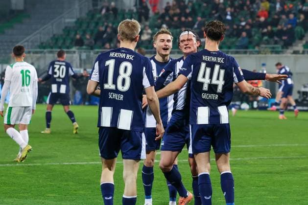 Jubel bei Luca Schuler 18 (Hertha BSC Berlin), Marten Winkler 22 (Hertha BSC Berlin), Fabian Reese 11 (Hertha BSC Berlin) und Linus Gechter 44 (Hertha BSC Berlin) nach dem 2:0, Spvgg Greuther Fuerth vs. Hertha BSC Berlin, Fussball, 2. Bundesliga, DFL, Saison 2025 2026, Hinrunde, 16. Spieltag, 12.12.2025 DFB regulations prohibit any use of photographs as image sequences and or quasi-video Fuerth Bayern Deutschland