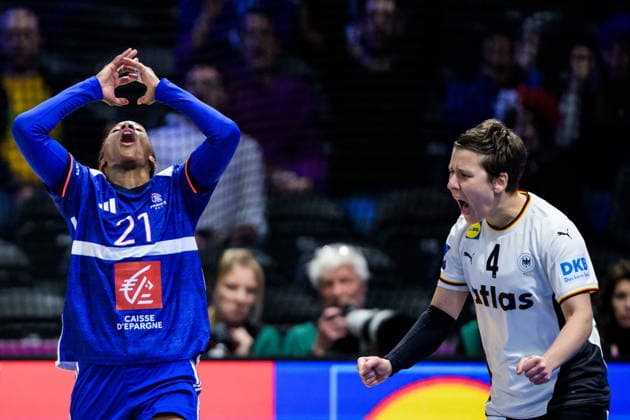 251212 Orlane Kanor of France looks dejected when Alina Grijseels of Germany celebrates during the IHF Women s World Championship, WM, Weltmeisterschaft semifinal between France and Germany on December 12, 2025 in Rotterdam. Photo: Joel Marklund BILDBYRAN kod JM JM0755 bbeng handball handboll handball vm handball-vm handbolls-vm ihf handball world championship world handball championship 2025 world championship 2025 semifinal semifinals frankrike tyskland france germany dam depp jubel Copyright: JOELxMARKLUND BB251212JM035