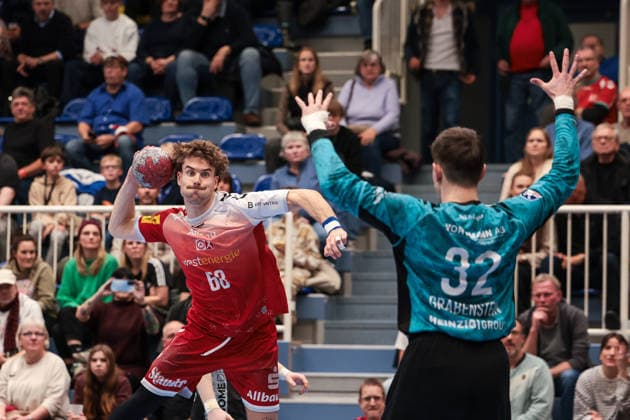 12.12.2025, Handball, Saison 2025 2026, 2. Handball Bundesliga, 15. Spieltag, TuSEM Essen - TuS N-Lübbecke, v. l. Tim Mast (TuSEM Essen), Torwart Leon Grabenstein (TuS N-LÜbbecke), Essen Am Hallo NRW Deutschland xRHR-FOTO DEx Copyright: DennisxEwert RHR-FOTOx RHR-FOTO DE