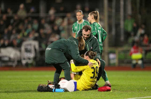 Foto : Torhüterin Mariella El Sherif (Werder) verletzt sich bei dieser Flugeinlage gegen Lilla TURANYI ( Leverkusen ) und muss behandelt werden , das Spiel wurde einige Minuten unterbrochen Fussball Google Pixel Frauen Bundesliga , 13. Spieltag am Fr. 12.12.2025 Werder Bremen - Bayer 04 Leverkusen