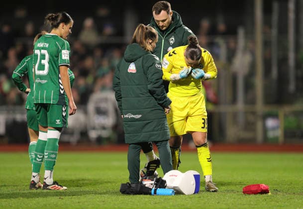 Foto : Torhüterin Mariella El Sherif (Werder) verletzt sich bei dieser Flugeinlage gegen Lilla TURANYI ( Leverkusen ) und muss behandelt werden , das Spiel wurde einige Minuten unterbrochen Fussball Google Pixel Frauen Bundesliga , 13. Spieltag am Fr. 12.12.2025 Werder Bremen - Bayer 04 Leverkusen