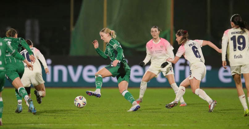 Foto : Lina HAUSICKE (Werder) gegen Katharina PILJIC ( rechts , Leverkusen ) Fussball Google Pixel Frauen Bundesliga , 13. Spieltag am Fr. 12.12.2025 Werder Bremen - Bayer 04 Leverkusen