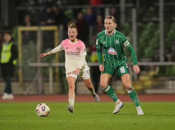 Foto : Kristin KÖGEL ( Leverkusen ) gegen Lina HAUSICKE (Werder) Fussball Google Pixel Frauen Bundesliga , 13. Spieltag am Fr. 12.12.2025 Werder Bremen - Bayer 04 Leverkusen