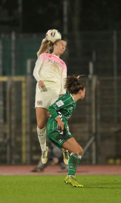 Foto : Juliette VIDAL ( Leverkusen ) gegen Maja STERNAD (Werder) Fussball Google Pixel Frauen Bundesliga , 13. Spieltag am Fr. 12.12.2025 Werder Bremen - Bayer 04 Leverkusen