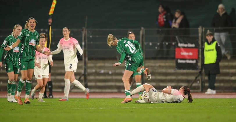 Foto : Juliane WIRTZ (Werder) gegen Katharina PILJIC ( Leverkusen ) Fussball Google Pixel Frauen Bundesliga , 13. Spieltag am Fr. 12.12.2025 Werder Bremen - Bayer 04 Leverkusen