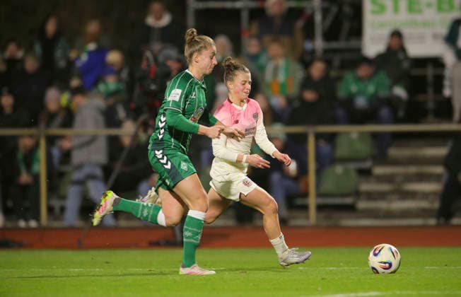 Foto : Kristin KÖGEL ( Leverkusen ) gegen Michelle ULBRICH (Werder) Fussball Google Pixel Frauen Bundesliga , 13. Spieltag am Fr. 12.12.2025 Werder Bremen - Bayer 04 Leverkusen