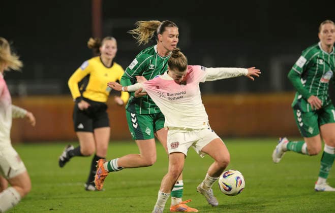 Foto : Kristin KÖGEL ( Leverkusen ) gegen Juliane WIRTZ (Werder) Fussball Google Pixel Frauen Bundesliga , 13. Spieltag am Fr. 12.12.2025 Werder Bremen - Bayer 04 Leverkusen