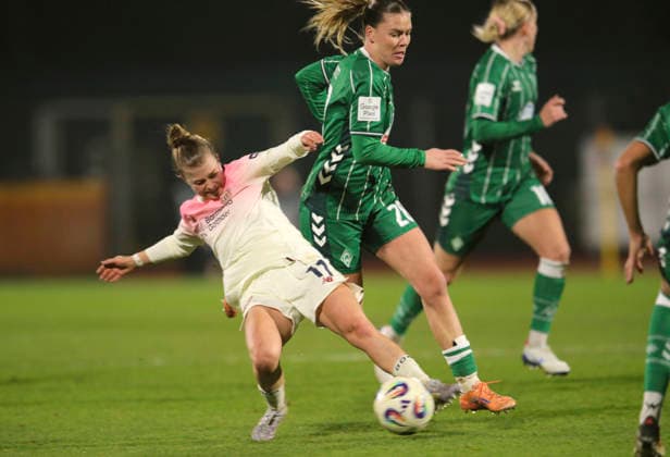 Foto : Kristin KÖGEL ( Leverkusen ) gegen Juliane WIRTZ (Werder) Fussball Google Pixel Frauen Bundesliga , 13. Spieltag am Fr. 12.12.2025 Werder Bremen - Bayer 04 Leverkusen