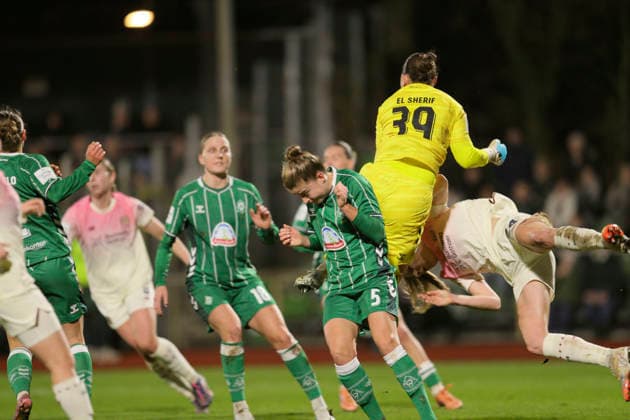 Foto : Torhüterin Mariella El Sherif (Werder) verletzt sich bei dieser Flugeinlage gegen Lilla TURANYI ( Leverkusen ) , in der Mitte Michelle ULBRICH (Werder) und muss behandelt werden , das Spiel wurde einige Minuten unterbrochen Fussball Google Pixel Frauen Bundesliga , 13. Spieltag am Fr. 12.12.2025 Werder Bremen - Bayer 04 Leverkusen