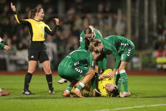 Foto : Torhüterin Mariella El Sherif (Werder) verletzt sich bei dieser Flugeinlage gegen Lilla TURANYI ( Leverkusen ) und muss behandelt werden , das Spiel wurde einige Minuten unterbrochen Fussball Google Pixel Frauen Bundesliga , 13. Spieltag am Fr. 12.12.2025 Werder Bremen - Bayer 04 Leverkusen
