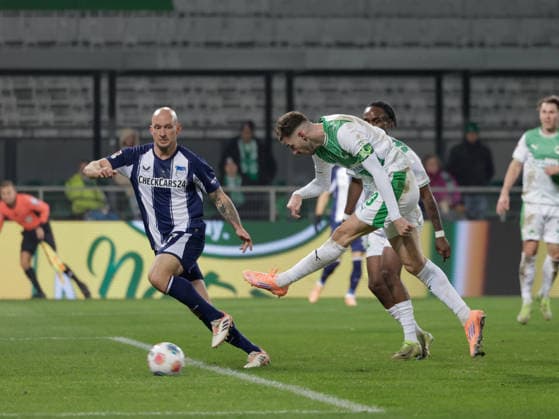Deutschland: Fußball, 2. Bundesliga 2025 26, 16. Spieltag - SpVgg Greuther Fürth vs Hertha BSC - Sportpark Ronhof (Fürth): Torschuss zum 2:0 Branimir Hrgota (SpVgg Greuther Fürth, 10)