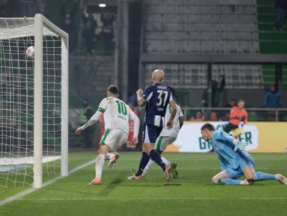 Deutschland: Fußball, 2. Bundesliga 2025 26, 16. Spieltag - SpVgg Greuther Fürth vs Hertha BSC - Sportpark Ronhof (Fürth): Tor zum 2:1 Branimir Hrgota (SpVgg Greuther Fürth, 10)