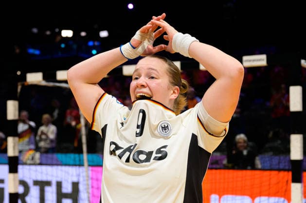 Handball, Frauen WM, Halbfinale: Frankreich - Deutschland Lisa Antl (Deutschland) ist fassungslos Rotterdam Ahoy Niederlande