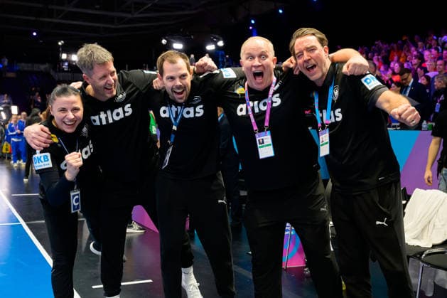 Handball, Frauen WM, Halbfinale: Frankreich - Deutschland v.li. Torwarttrainerin Jasmina Rebmann-Jankovic (Deutschland), Trainer Markus Gaugisch (Deutschland), Co-Trainer Frederick Griesbach (Deutschland), Athletiktrainer Dr. Simon Overkamp (Deutschland), Psychologe Michael Kuhn Rotterdam Ahoy Niederlande