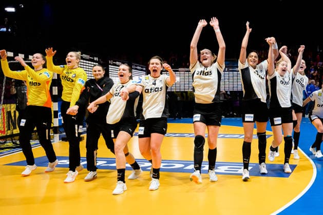 Handball, Frauen WM, Halbfinale: Frankreich - Deutschland die Mannschaft von Deutschland Schlussjubel Schlußjubel Emotion Freude Rotterdam Ahoy Niederlande