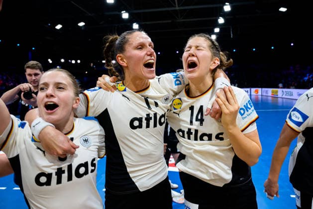 Handball, Frauen WM, Halbfinale: Frankreich - Deutschland Alexia Hauf (Deutschland), Xenia Smits (Deutschland), Marie Steffen (Deutschland) Schlussjubel Schlußjubel Emotion Freude Rotterdam Ahoy Niederlande