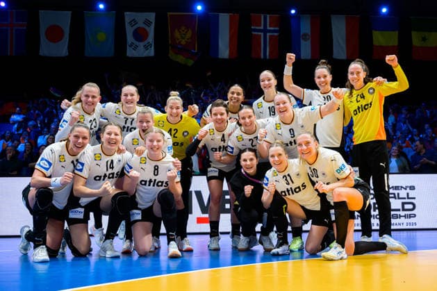 Handball, Frauen WM, Halbfinale: Frankreich - Deutschland die Mannschaft von Deutschland Schlussjubel Schlußjubel Emotion Freude Rotterdam Ahoy Niederlande
