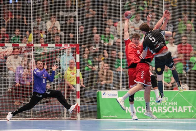 12.12.2025, Handball, Saison 2025 2026, 2. Handball Bundesliga, 15. Spieltag, TuSEM Essen - TuS N-Lübbecke, v. l. Torwart Dominik Plaue (TuSEM Essen), Finn Wolfram (TuSEM Essen) blockt den Wurf von Lutz Heiny (TuS N-LÜbbecke), Essen Am Hallo NRW Deutschland xRHR-FOTO DEx Copyright: DennisxEwert RHR-FOTOx RHR-FOTO DE