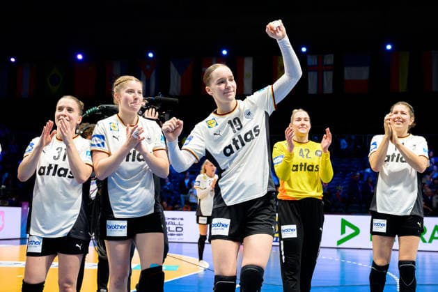 Handball, Frauen WM, Halbfinale: Frankreich - Deutschland Alexia Hauf (Deutschland), Nina Engel (Deutschland), Nieke Kühne Kuehne (Deutschland), Rotterdam Ahoy Niederlande