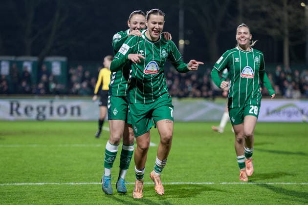 v.li.: Verena Wieder (SV Werder Bremen, 31), Torschützin Larissa Mühlhaus (SV Werder Bremen, 7) und Juliane Wirtz (SV Werder Bremen, 28) mit Torjubel, Jubel, jubeln, jubelt, optimistisch, Spielszene, Highlight, Freude über das Tor zum 1:0, DIE DFB-RICHTLINIEN UNTERSAGEN JEGLICHE NUTZUNG VON FOTOS ALS SEQUENZBILDER UND ODER VIDEOÄHNLICHE FOTOSTRECKEN. DFB REGULATIONS PROHIBIT ANY USE OF PHOTOGRAPHS AS IMAGE SEQUENCES AND OR QUASI-VIDEO., 12.12.2025, Bremen (Deutschland), Fussball, Google Pixel Frauen-Bundesliga, SV Werder Bremen - Bayer 04 Leverkusen