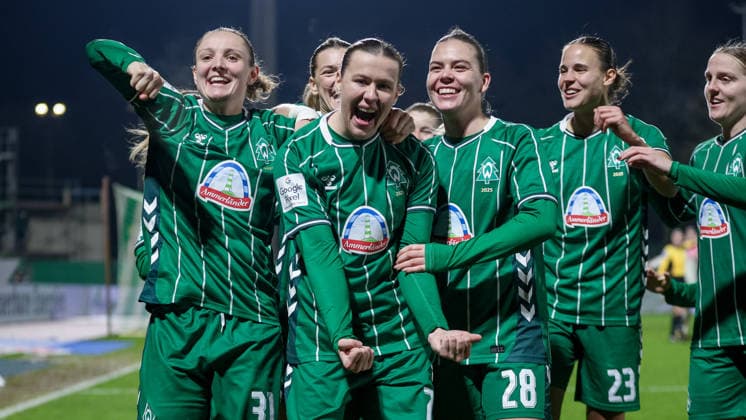 Spielerinnen des SV Werder Bremen mit Torjubel, Jubel, jubeln, jubelt, optimistisch, Spielszene, Highlight, Freude über das Tor zum 1:0 durch Torschützin Larissa Mühlhaus (SV Werder Bremen, 7), DIE DFB-RICHTLINIEN UNTERSAGEN JEGLICHE NUTZUNG VON FOTOS ALS SEQUENZBILDER UND ODER VIDEOÄHNLICHE FOTOSTRECKEN. DFB REGULATIONS PROHIBIT ANY USE OF PHOTOGRAPHS AS IMAGE SEQUENCES AND OR QUASI-VIDEO., 12.12.2025, Bremen (Deutschland), Fussball, Google Pixel Frauen-Bundesliga, SV Werder Bremen - Bayer 04 Leverkusen *** SV Werder Bremen players with goal celebration, cheering, jubilant, optimistic, match scene, highlight, joy about the goal to 1 0 by goal scorer Larissa Mühlhaus SV Werder Bremen, 7 , THE DFB REGULATIONS PROHIBIT ANY USE OF PHOTOGRAPHS AS IMAGE SEQUENCES AND OR QUASI VIDEO , 12 12 2025, Bremen Germany , Football, Google Pixel Womens Bundesliga, SV Werder Bremen Bayer 04 Leverkusen xobx