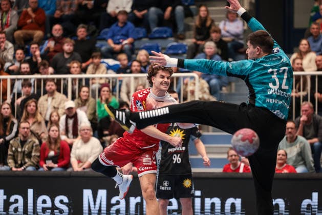 12.12.2025, Handball, Saison 2025 2026, 2. Handball Bundesliga, 15. Spieltag, TuSEM Essen - TuS N-Lübbecke, v. l. Tim Mast (TuSEM Essen), Torwart Leon Grabenstein (TuS N-LÜbbecke), Essen Am Hallo NRW Deutschland xRHR-FOTO DEx Copyright: DennisxEwert RHR-FOTOx RHR-FOTO DE