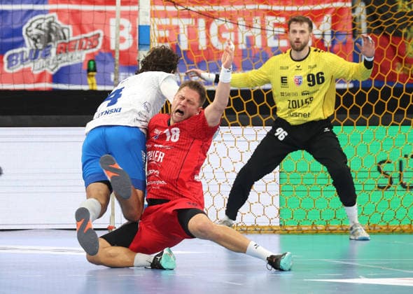 12.12.2025, Deutschland, Bietigheim, Handball 2. Bundesliga, SG BBM Bietigheim vs. Dessau-Roßlauer HV 06, v.l. Jakub Powarzynski (HV), Fabian Wiederstein (BBM)
