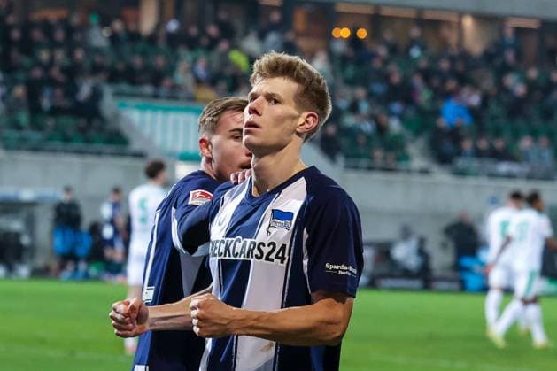 Luca Schuler 18 (Hertha BSC Berlin) jubelt nach seinem Treffer zum 2:3, Spvgg Greuther Fuerth vs. Hertha BSC Berlin, Fussball, 2. Bundesliga, DFL, Saison 2025 2026, Hinrunde, 16. Spieltag, 12.12.2025 DFB regulations prohibit any use of photographs as image sequences and or quasi-video Fuerth Bayern Deutschland