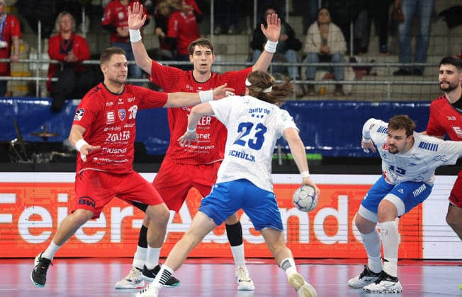 12.12.2025, Deutschland, Bietigheim, Handball 2. Bundesliga, SG BBM Bietigheim vs. Dessau-Roßlauer HV 06, v.l. Fabian Wiederstein (BBM), Nikola Vlahovic (BBM), Mika Schüler (HV)