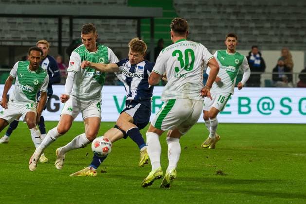 Luca Schuler 18 (Hertha BSC Berlin) mit seinem zweiten Treffer zum 2:3, Tor, Aktion, Spvgg Greuther Fuerth vs. Hertha BSC Berlin, Fussball, 2. Bundesliga, DFL, Saison 2025 2026, Hinrunde, 16. Spieltag, 12.12.2025 DFB regulations prohibit any use of photographs as image sequences and or quasi-video Fuerth Bayern Deutschland