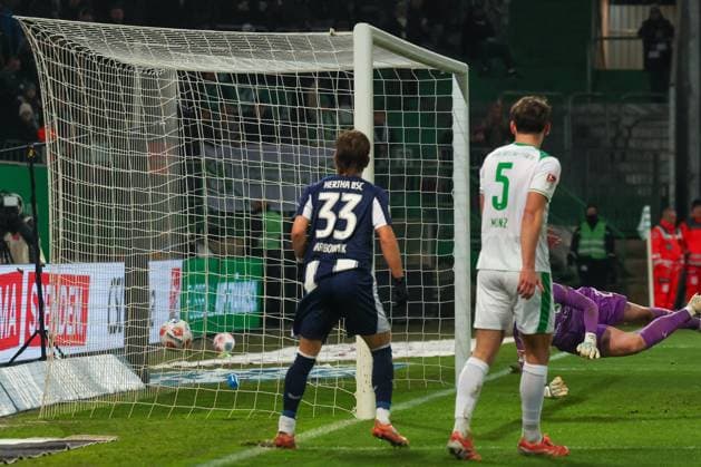 Der Schuss von Luca Schuler 18 (Hertha BSC Berlin), nicht im Bild, schlaegt hinter Timo Schlieck 21 (Spvgg Greuther Fuerth) im Tor zum 2:3 ein, Spvgg Greuther Fuerth vs. Hertha BSC Berlin, Fussball, 2. Bundesliga, DFL, Saison 2025 2026, Hinrunde, 16. Spieltag, 12.12.2025 DFB regulations prohibit any use of photographs as image sequences and or quasi-video Fuerth Bayern Deutschland