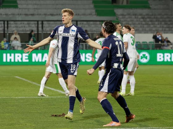 Deutschland: Fußball, 2. Bundesliga 2025 26, 16. Spieltag - SpVgg Greuther Fürth vs Hertha BSC - Sportpark Ronhof (Fürth): Torjubel zum 3:2 Luca Schuler (Hertha BSC, 18) Fabian Reese (Hertha BSC, 11)