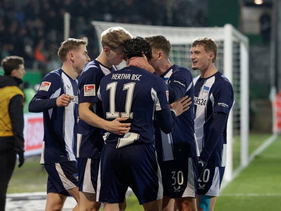 Deutschland: Fußball, 2. Bundesliga 2025 26, 16. Spieltag - SpVgg Greuther Fürth vs Hertha BSC - Sportpark Ronhof (Fürth): Torjubel zum 3:2 Fabian Reese (Hertha BSC, 11) Paul Seguin (Hertha BSC, 30) Luca Schuler (Hertha BSC, 18)