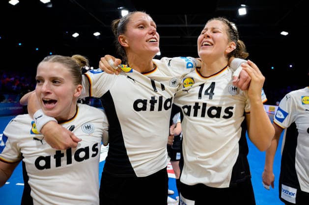 Handball, Frauen WM, Halbfinale: Frankreich - Deutschland Alexia Hauf (Deutschland), Xenia Smits (Deutschland), Marie Steffen (Deutschland) Schlussjubel Schlußjubel Emotion Freude Rotterdam Ahoy Niederlande