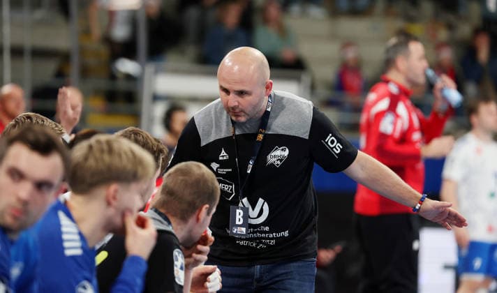12.12.2025, Deutschland, Bietigheim, Handball 2. Bundesliga, SG BBM Bietigheim vs. Dessau-Roßlauer HV 06, HV Trainer Vanja Radic