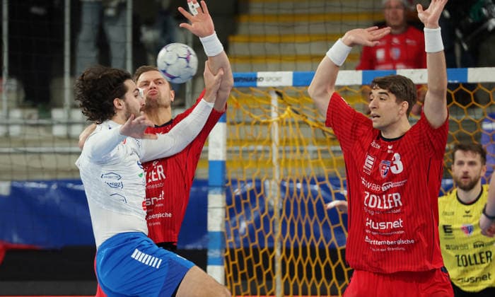 12.12.2025, Deutschland, Bietigheim, Handball 2. Bundesliga, SG BBM Bietigheim vs. Dessau-Roßlauer HV 06, v.l. Jakub Powarzynski (HV), Fabian Wiederstein (BBM), Nikola Vlahovic (BBM)