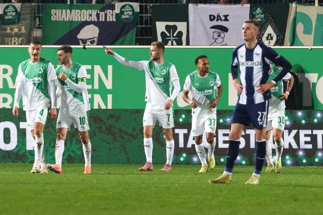 Jubel bei Dennis Srbeny 7 (Spvgg Greuther Fuerth), Mitte, nach seine Tor zum 3:3, Frust bei Niklas Kolbe 27 (Hertha BSC Berlin), Spvgg Greuther Fuerth vs. Hertha BSC Berlin, Fussball, 2. Bundesliga, DFL, Saison 2025 2026, Hinrunde, 16. Spieltag, 12.12.2025 DFB regulations prohibit any use of photographs as image sequences and or quasi-video Fuerth Bayern Deutschland