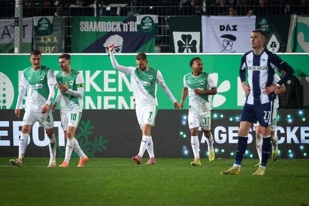 Jubel bei Dennis Srbeny 7 (Spvgg Greuther Fuerth), Mitte, nach seine Tor zum 3:3, Frust bei Niklas Kolbe 27 (Hertha BSC Berlin), Spvgg Greuther Fuerth vs. Hertha BSC Berlin, Fussball, 2. Bundesliga, DFL, Saison 2025 2026, Hinrunde, 16. Spieltag, 12.12.2025 DFB regulations prohibit any use of photographs as image sequences and or quasi-video Fuerth Bayern Deutschland