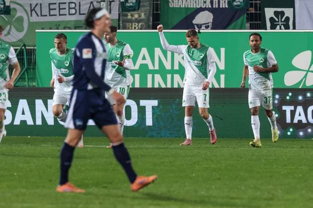Jubel bei Dennis Srbeny 7 (Spvgg Greuther Fuerth) nach seinem Tor zum 3:3, Frust bei Fabian Reese 11 (Hertha BSC Berlin), Spvgg Greuther Fuerth vs. Hertha BSC Berlin, Fussball, 2. Bundesliga, DFL, Saison 2025 2026, Hinrunde, 16. Spieltag, 12.12.2025 DFB regulations prohibit any use of photographs as image sequences and or quasi-video Fuerth Bayern Deutschland