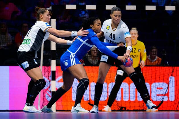 Handball, Frauen WM, Halbfinale: Frankreich - Deutschland v.li. Xenia Smits (Deutschland), Aimee von Pereira (Deutschland) in der Abwehr Rotterdam Ahoy Niederlande