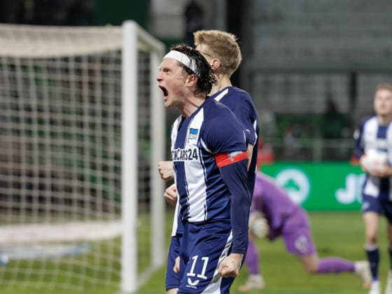 Deutschland: Fußball, 2. Bundesliga 2025 26, 16. Spieltag - SpVgg Greuther Fürth vs Hertha BSC - Sportpark Ronhof (Fürth): Torjubel zum 3:2 Fabian Reese (Hertha BSC, 11)